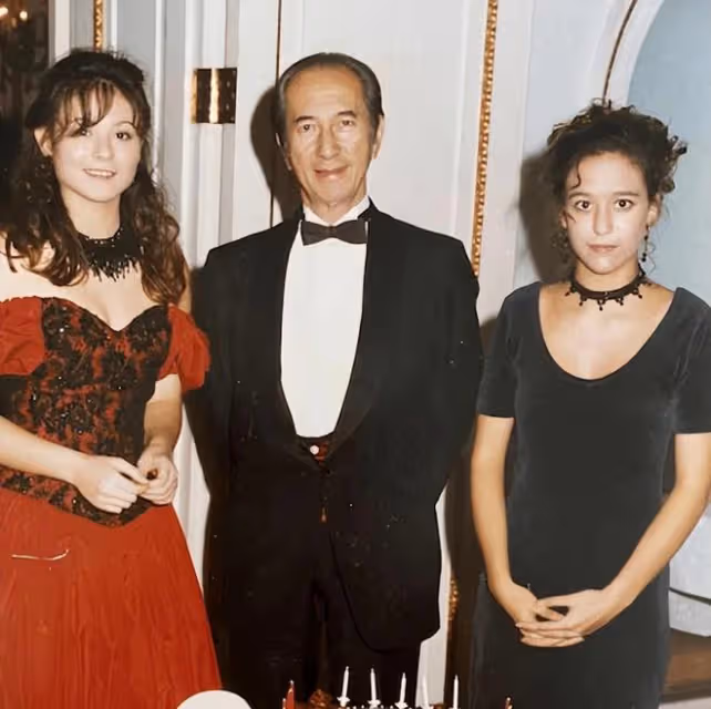 何家文與丈夫Sam全家合影,何家文是何鴻燊孫女中最成功的代表