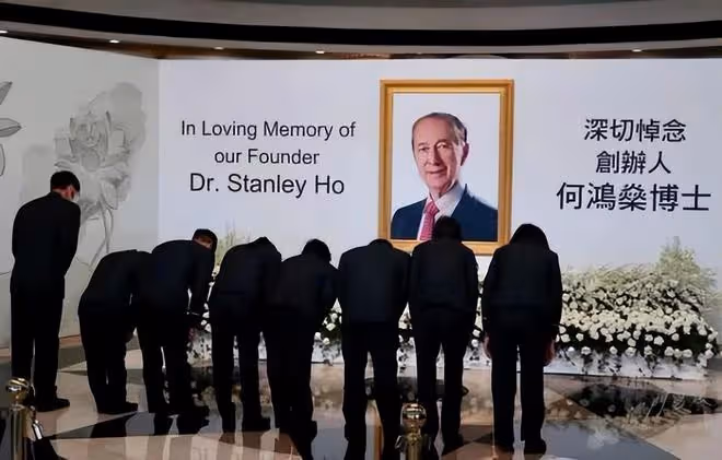 何家文與丈夫Sam全家合影,何家文是何鴻燊孫女中最成功的代表