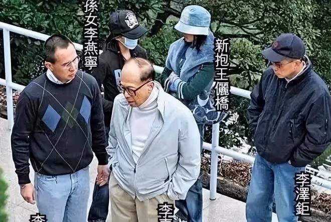 香港四大富豪家族聚會:李嘉誠長子站C位,何超瓊林建岳站後排