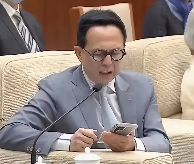 香港四大富豪家族聚會:李嘉誠長子站C位,何超瓊林建岳站後排