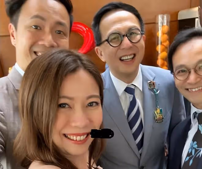 香港四大富豪家族聚會:李嘉誠長子站C位,何超瓊林建岳站後排