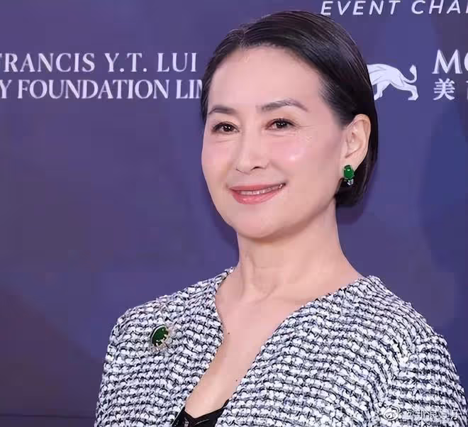 香港四大富豪家族聚會:李嘉誠長子站C位,何超瓊林建岳站後排