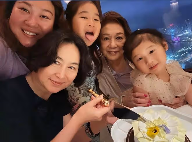 香港四大富豪家族聚會:李嘉誠長子站C位,何超瓊林建岳站後排