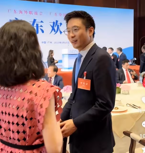 香港四大富豪家族聚會:李嘉誠長子站C位,何超瓊林建岳站後排