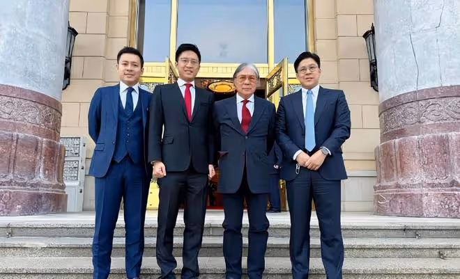 香港四大富豪家族聚會:李嘉誠長子站C位,何超瓊林建岳站後排