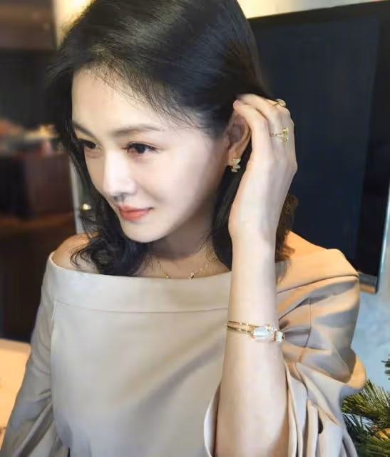 45歲的大S為什麼不顯老？少女感臉型的優勢，被她展現得淋漓盡致