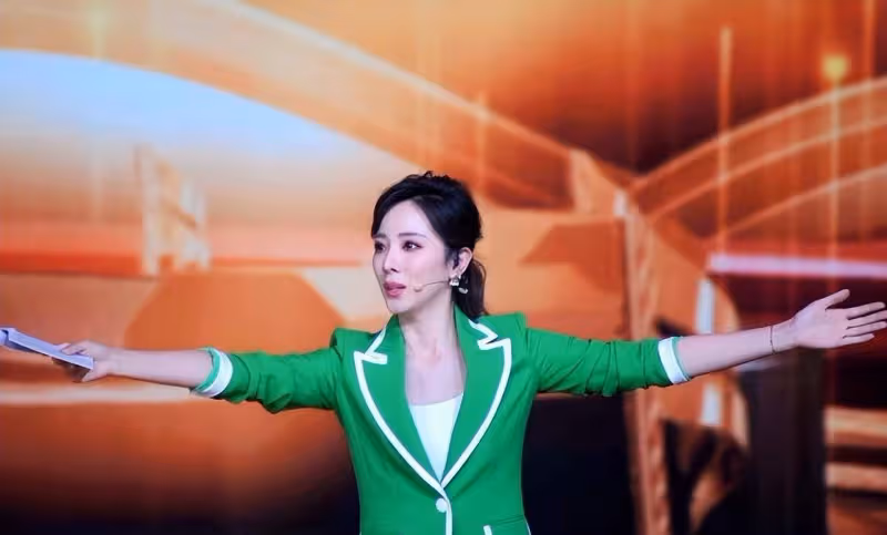 李姐不僅長相甜美,氣質也是挺絕的,電視臉也太高級了吧