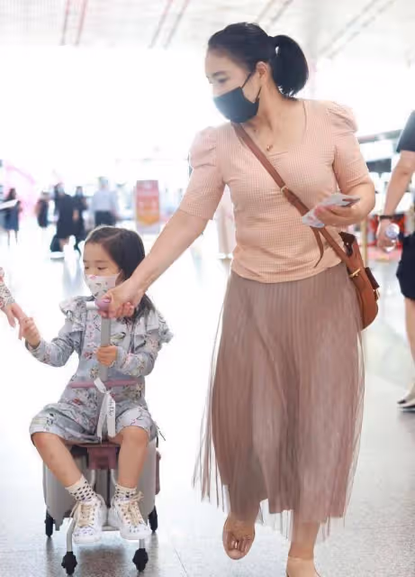 董璇的媽媽和她真像,戴著東西出門讓人分不出來,穿著美色很自然