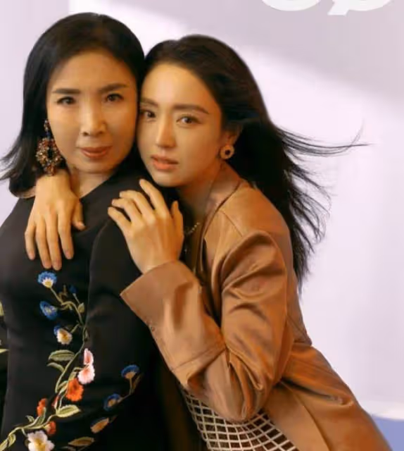 董璇的媽媽和她真像,戴著東西出門讓人分不出來,穿著美色很自然