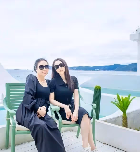 董璇的媽媽和她真像,戴著東西出門讓人分不出來,穿著美色很自然