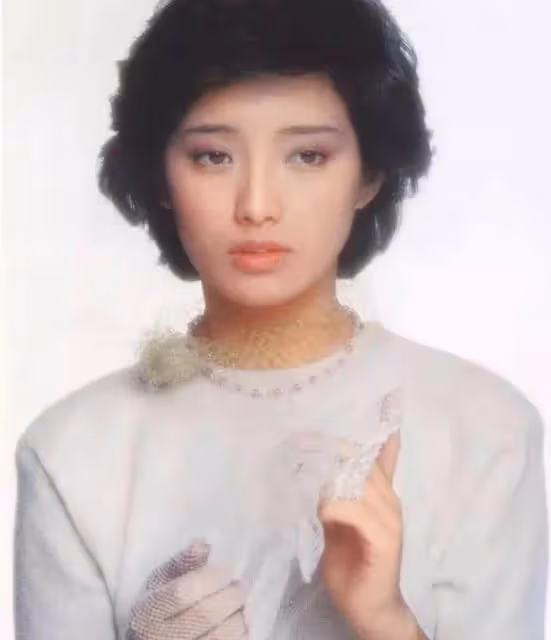 看了山口百惠的春夏穿搭，才發現：再過40年，你穿衣也不如她時髦
