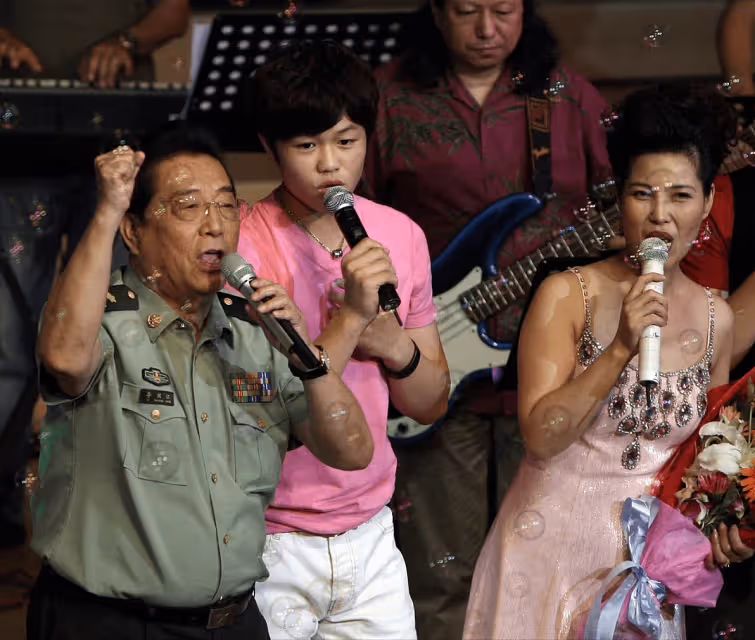 李天一出獄首露面!不懼鏡頭豎大拇指,網友勸李雙江做親子鑑定