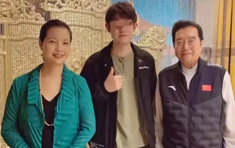 李天一出獄首露面!不懼鏡頭豎大拇指,網友勸李雙江做親子鑑定