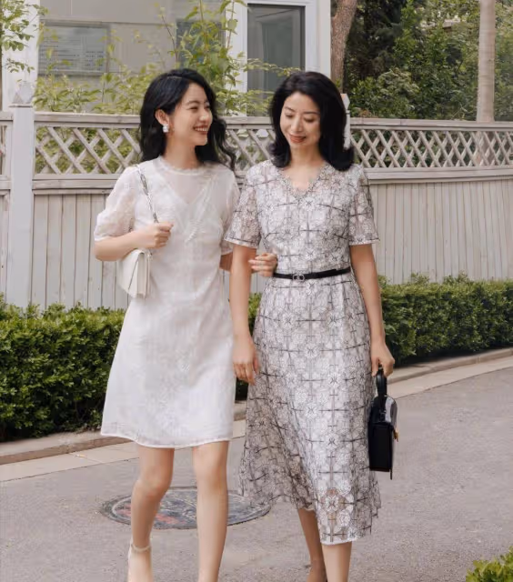 女人過了五十歲,一定要嘗試這款「鎖骨發」,簡約大氣又顯氣質
