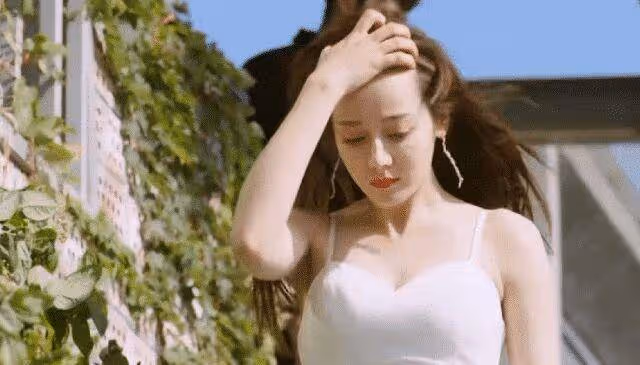 有一種髮際線叫迪麗熱巴的髮際線,當頭髮撩到額頭那一刻,真相了
