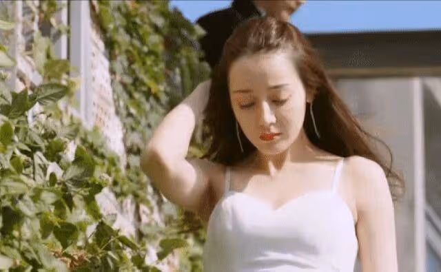 有一種髮際線叫迪麗熱巴的髮際線,當頭髮撩到額頭那一刻,真相了