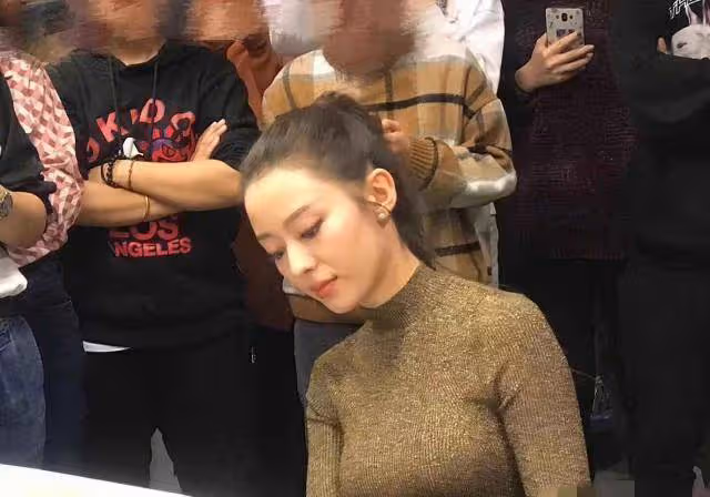 吉娜出席活動照片流出,身材相當搶鏡,郎朗真是撿到寶了