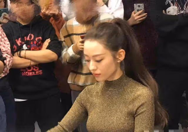 吉娜出席活動照片流出,身材相當搶鏡,郎朗真是撿到寶了
