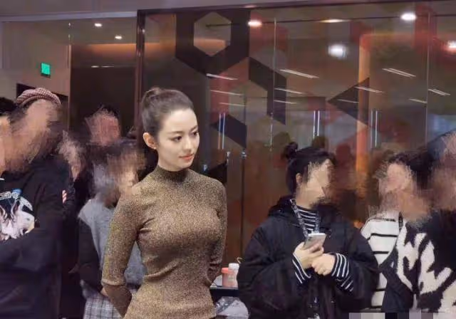 吉娜出席活動照片流出,身材相當搶鏡,郎朗真是撿到寶了