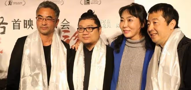 著名導演萬瑪才旦離世,多位導演和親友發文曬合影悼念