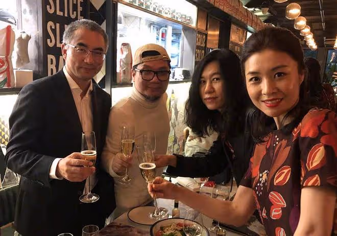 著名導演萬瑪才旦離世,多位導演和親友發文曬合影悼念