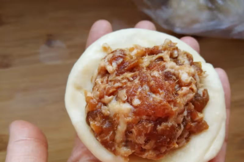 包子饅頭吃膩了，試試這道芝麻鮮肉燒餅，層次分明，咬一口掉渣兒~