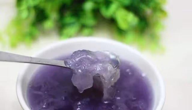 紫署銀耳羹,深受女士朋友們喜愛的一款小甜品,老人和孩子也愛喝~