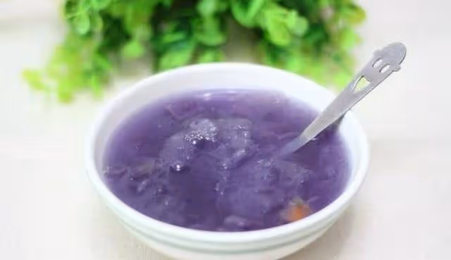 紫署銀耳羹,深受女士朋友們喜愛的一款小甜品,老人和孩子也愛喝~