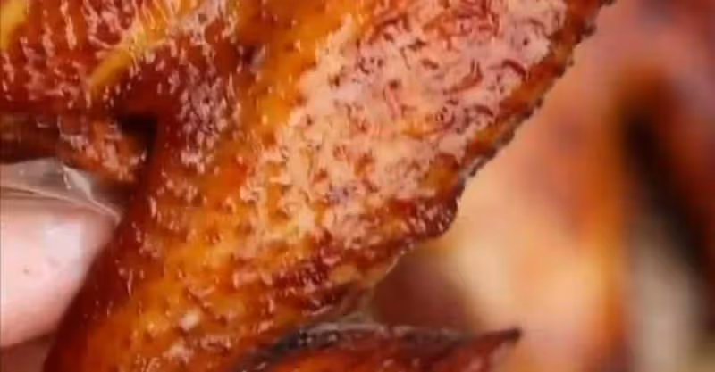 色香味俱全的烤雞，肉質非常的鮮嫩，真的太優秀了吧~