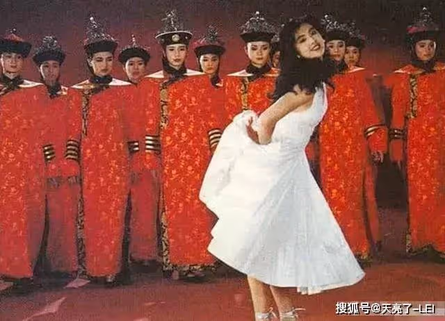 30年前王祖賢故宮舊照,有誰注意背後的群演?如今成當紅巨星