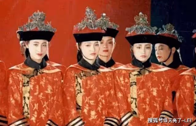 30年前王祖賢故宮舊照,有誰注意背後的群演?如今成當紅巨星