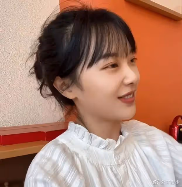「挖呀挖」黃老師真容曝光！失去美顏濾鏡後判若兩人，網友信念崩塌