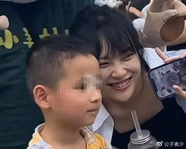 「挖呀挖」黃老師真容曝光！失去美顏濾鏡後判若兩人，網友信念崩塌