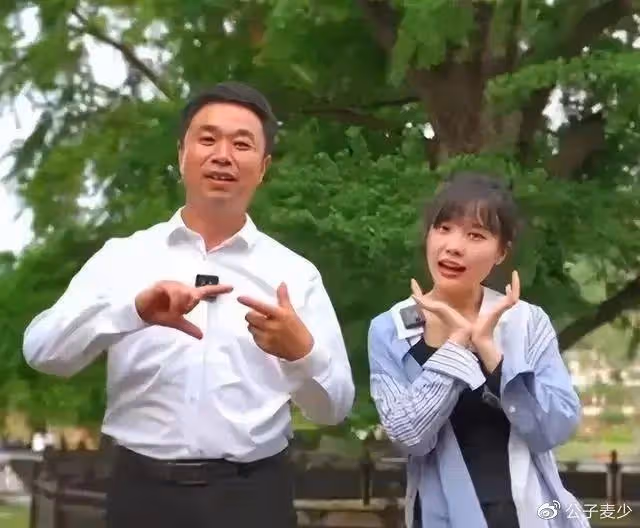 「挖呀挖」黃老師真容曝光！失去美顏濾鏡後判若兩人，網友信念崩塌