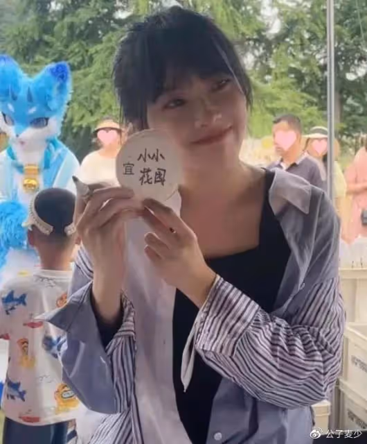 「挖呀挖」黃老師真容曝光！失去美顏濾鏡後判若兩人，網友信念崩塌