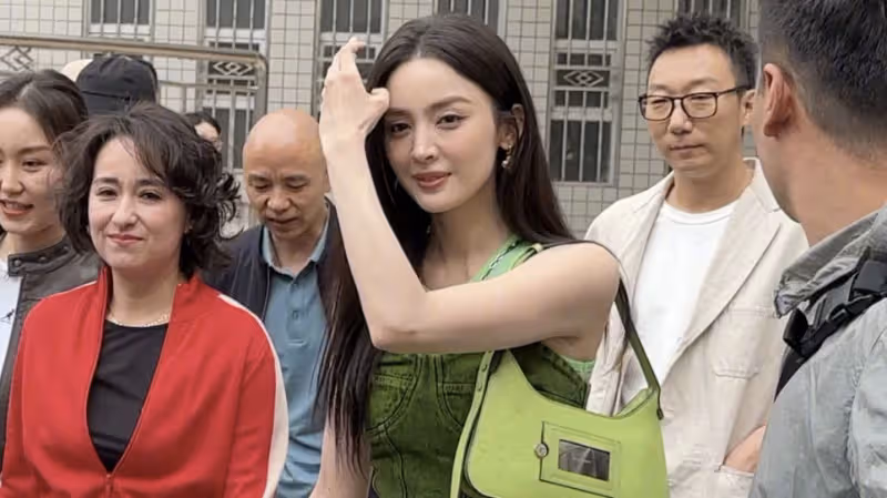 娜扎回新疆母校與老師手牽手，生圖美貌超能打，老師顏值不輸娜扎