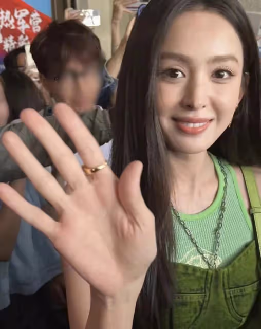 娜扎回新疆母校與老師手牽手，生圖美貌超能打，老師顏值不輸娜扎