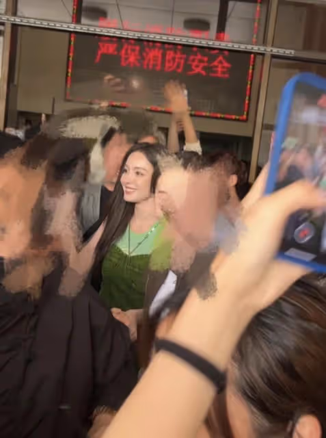娜扎回新疆母校與老師手牽手，生圖美貌超能打，老師顏值不輸娜扎