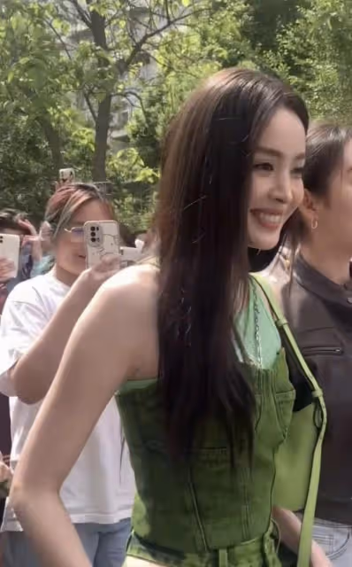 娜扎回新疆母校與老師手牽手，生圖美貌超能打，老師顏值不輸娜扎