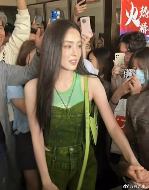 娜扎回新疆母校與老師手牽手，生圖美貌超能打，老師顏值不輸娜扎