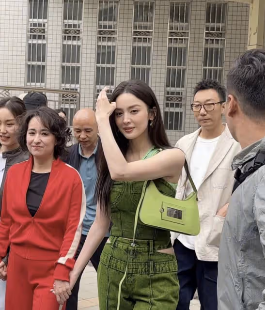 娜扎回新疆母校與老師手牽手，生圖美貌超能打，老師顏值不輸娜扎