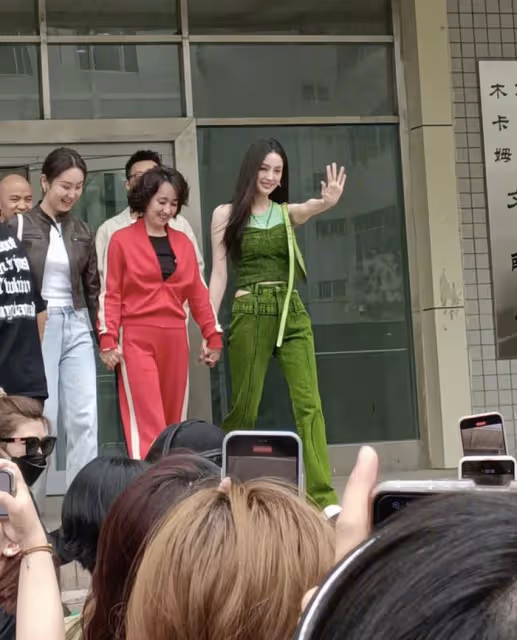 娜扎回新疆母校與老師手牽手，生圖美貌超能打，老師顏值不輸娜扎