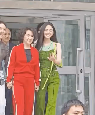 娜扎回新疆母校與老師手牽手，生圖美貌超能打，老師顏值不輸娜扎