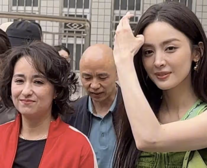 娜扎回新疆母校與老師手牽手，生圖美貌超能打，老師顏值不輸娜扎
