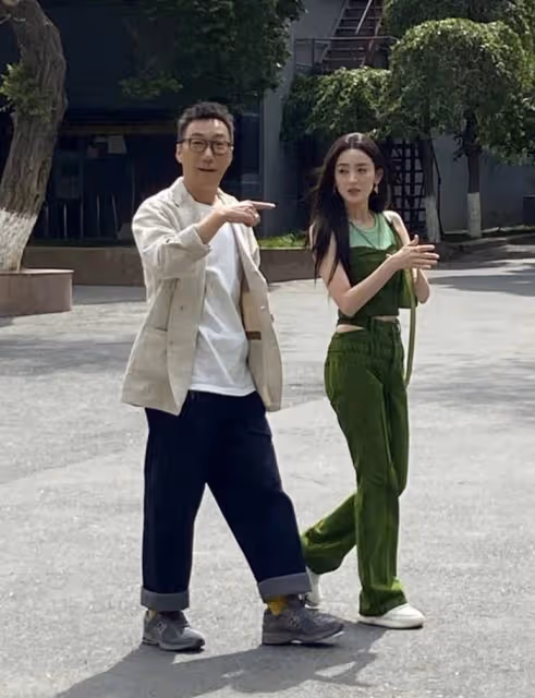 娜扎回新疆母校與老師手牽手，生圖美貌超能打，老師顏值不輸娜扎