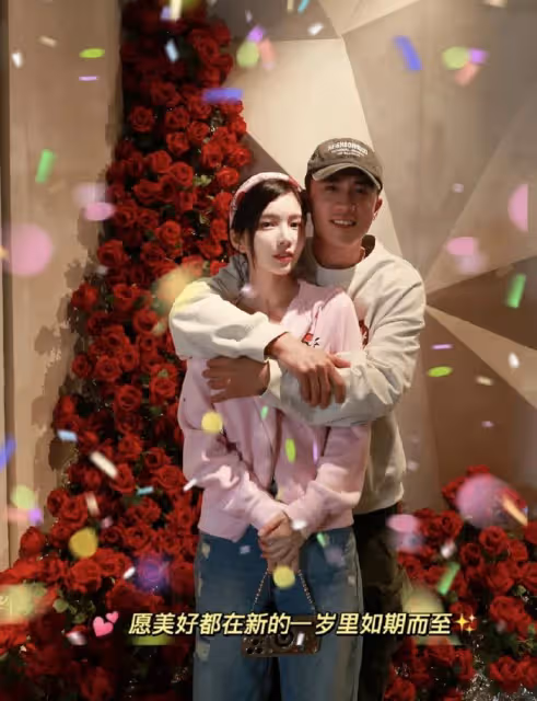 王燦凌晨為42歲杜淳慶生，被老公摟肩親吻神情傲嬌，顏值超女明星Z