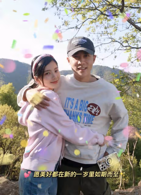 王燦凌晨為42歲杜淳慶生，被老公摟肩親吻神情傲嬌，顏值超女明星Z