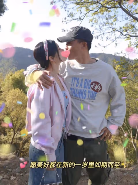 王燦凌晨為42歲杜淳慶生，被老公摟肩親吻神情傲嬌，顏值超女明星Z