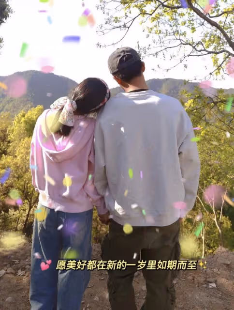 王燦凌晨為42歲杜淳慶生，被老公摟肩親吻神情傲嬌，顏值超女明星Z
