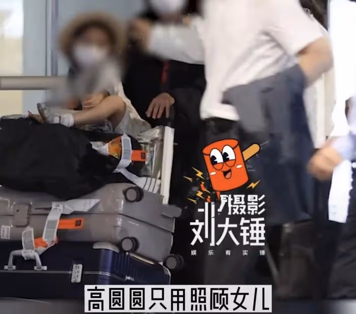 高圓圓趙又廷帶女兒現身機場，4歲Rhea穿裙子戴草帽，像個小仙女